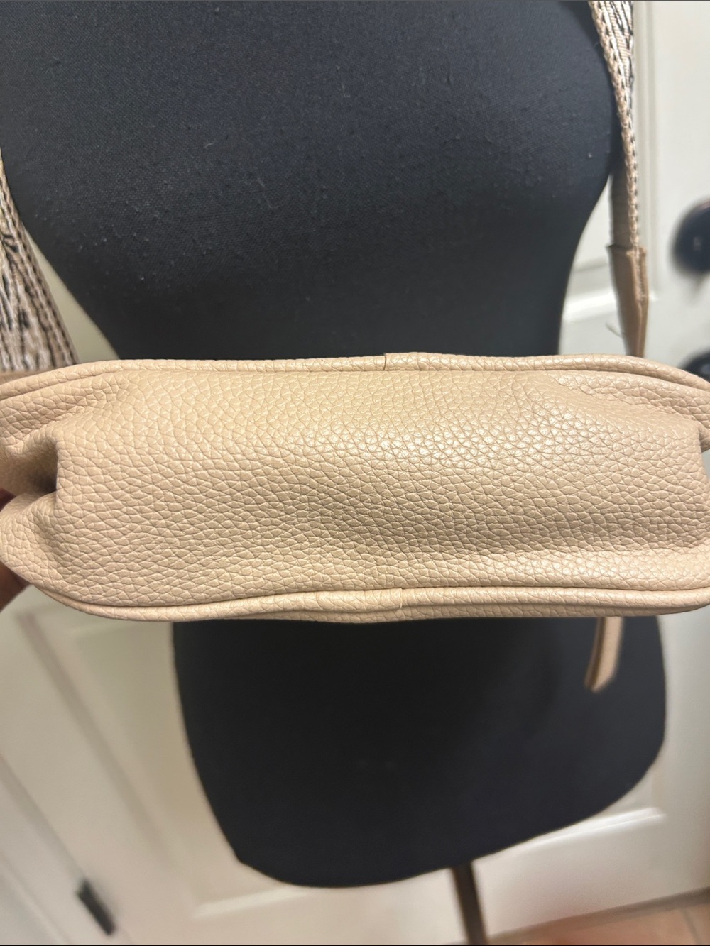 Like Dreams crossbody bag a pebbled vegan leather, guitar" style strap, Beige - Picture 4 of 11